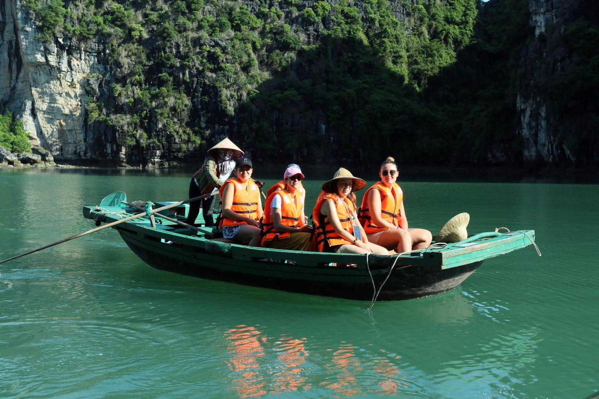 Ruby Cruise Hotel Ha Long Bagian luar foto