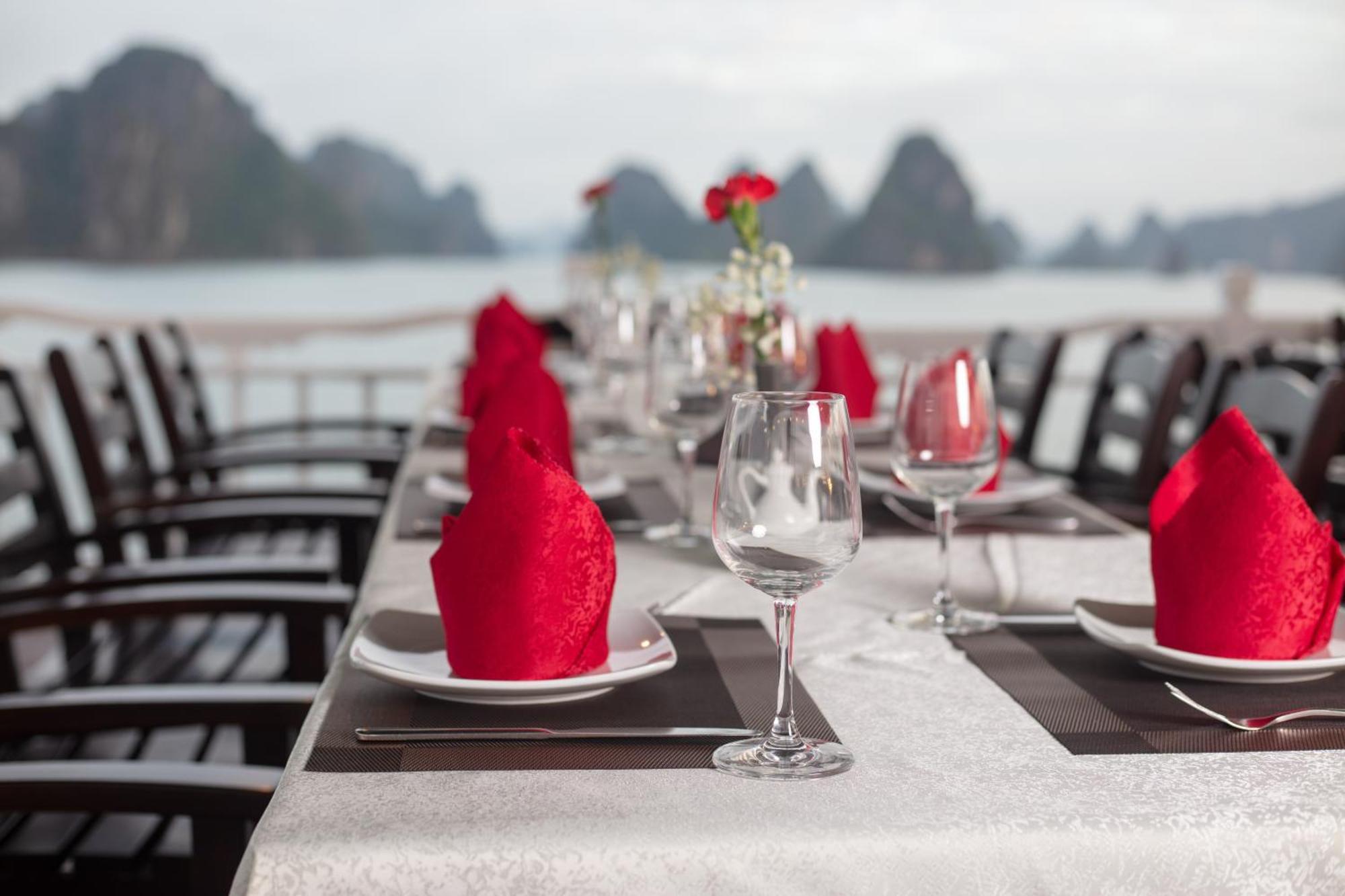 Ruby Cruise Hotel Ha Long Bagian luar foto