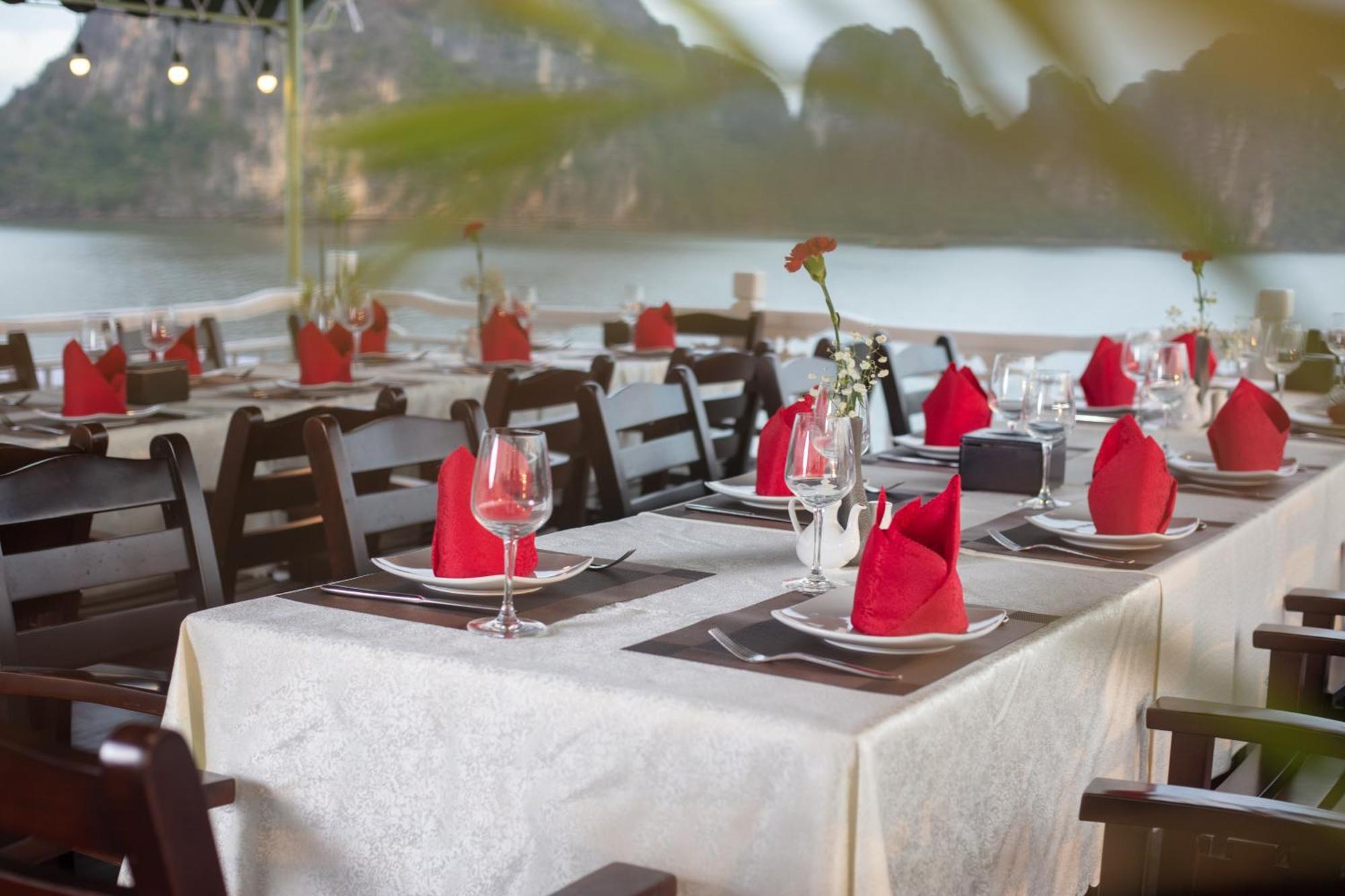 Ruby Cruise Hotel Ha Long Bagian luar foto